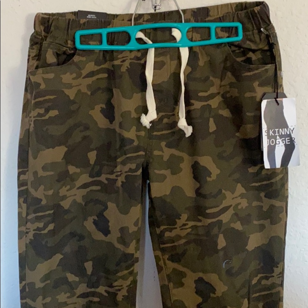NWT Skinny Camo Jogger Distressed Pant